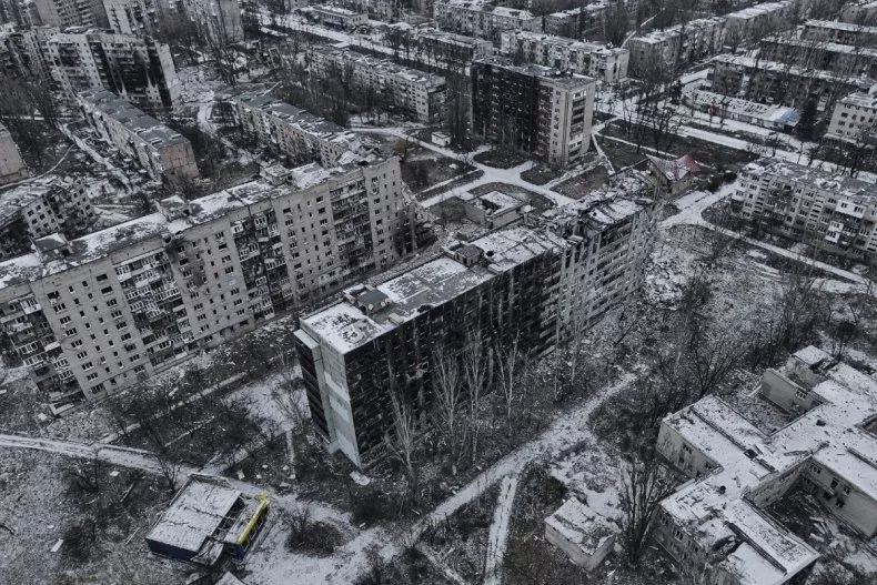Панорама міста з висоти пташиного польоту, знята на дрон, засніжене 7 грудня 2023 року в Авдіївці, Україна. Ситуація на місці в Авдіївці 
